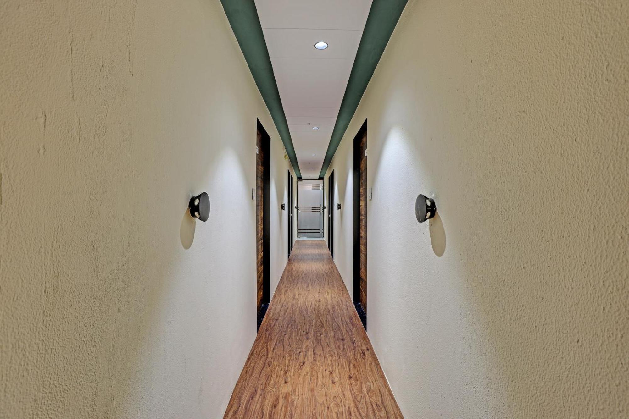Collection O Hotel Swarg Surat Eksteriør billede